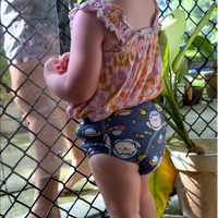 Niña usando calzón de entrenamiento