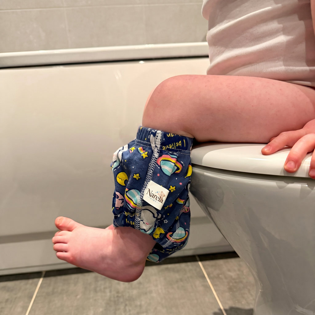 Niño en el baño con calzón de entrenamiento Narela Kids